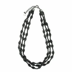 Collier Jeune Femme Se Poudrant
